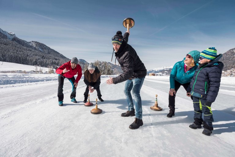 Eisstockschießen am Weissensee Eisstockschießen am Weissensee