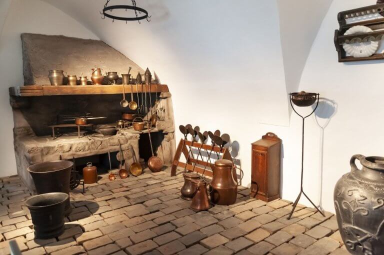 Ausstellungsansicht Ernaehrung Kochen im Mittelalter c Salzburg Museum Bianca Wuerger 768x510
