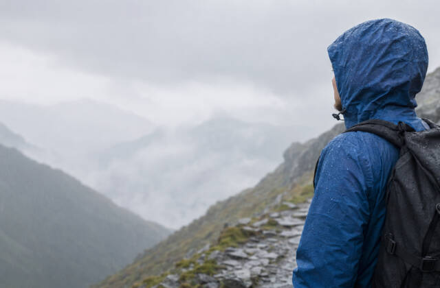 Regenjacke fuers Wandern: Gore-Tex vs. guenstige Alternativen