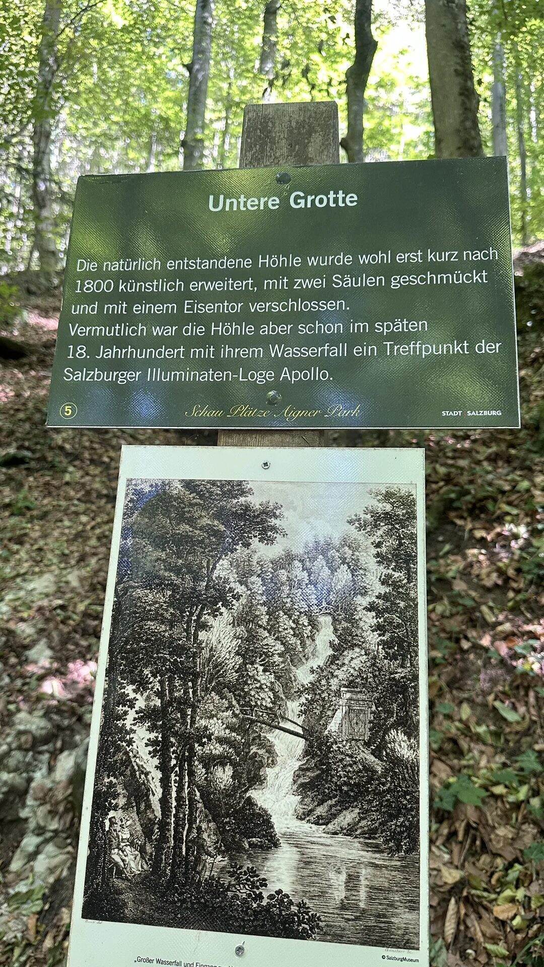 Schautafel zur Unteren Grotte im Aigner Park mit historischer Ansicht des großen Wasserfalls