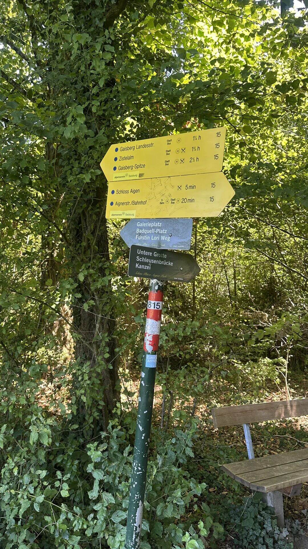 Gelber Alpenvereins-Wegweiser Nr. 15 mit Standortnummer 815 am Eingang zum Aigner Park, Schloss Aigen 5 Minuten, Gaisbergspitze 2½ Stunden