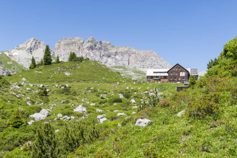 Freiburger Hütte mit Roter Wand im Hintergrund
